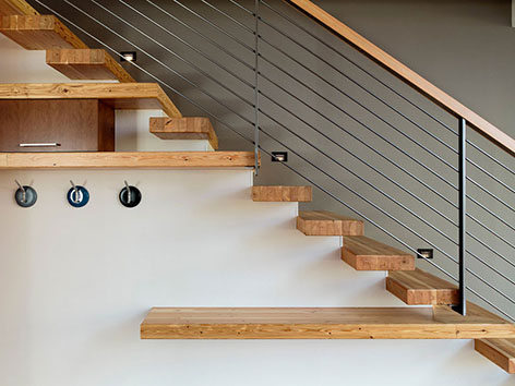 Escalera elegante de madera