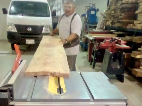 Carpintero cortando madera working wooden pallet